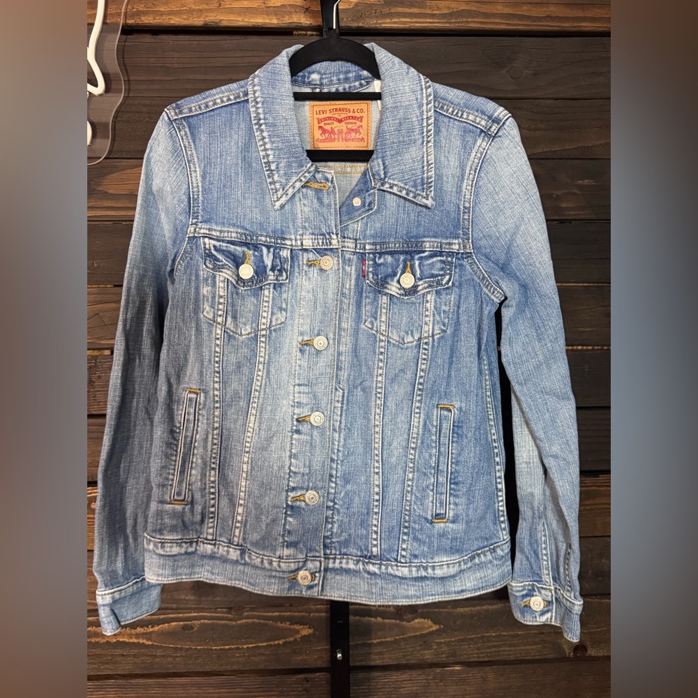 Levi's Women's Light Wash Denim Jacket - Faded Blue